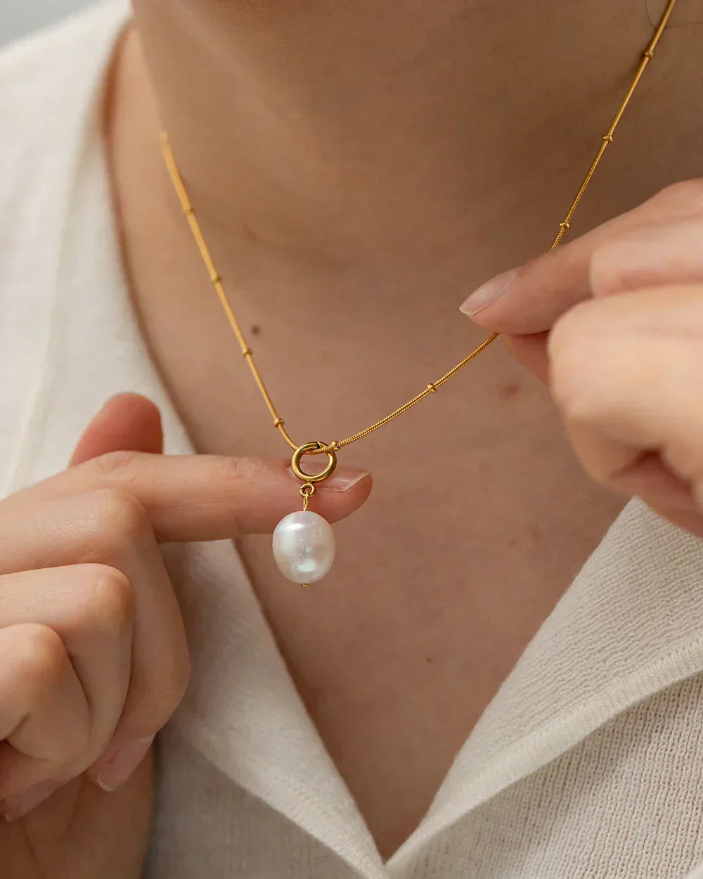 Pavlina – Elegant Gold Necklace Featuring a Pearl Pendant