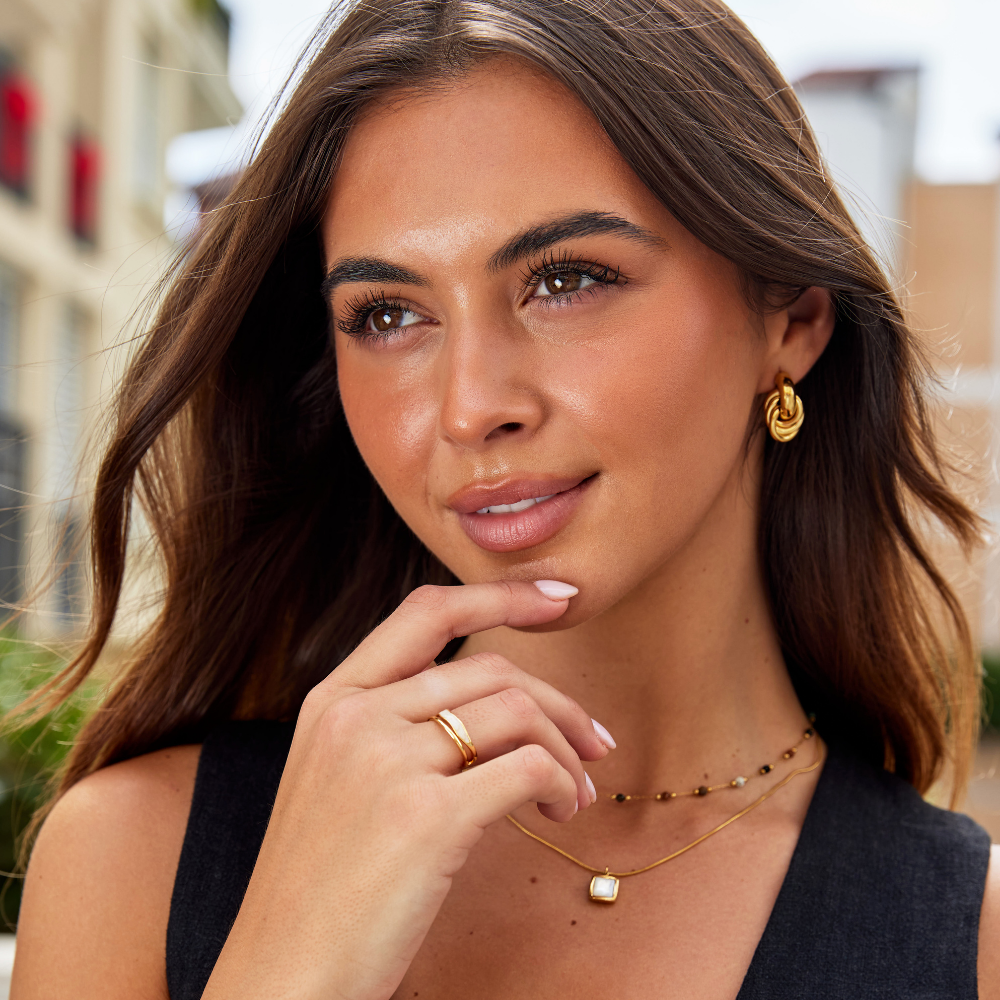 Beatrix – Elegant Gold Band Ring with a Minimalist Design