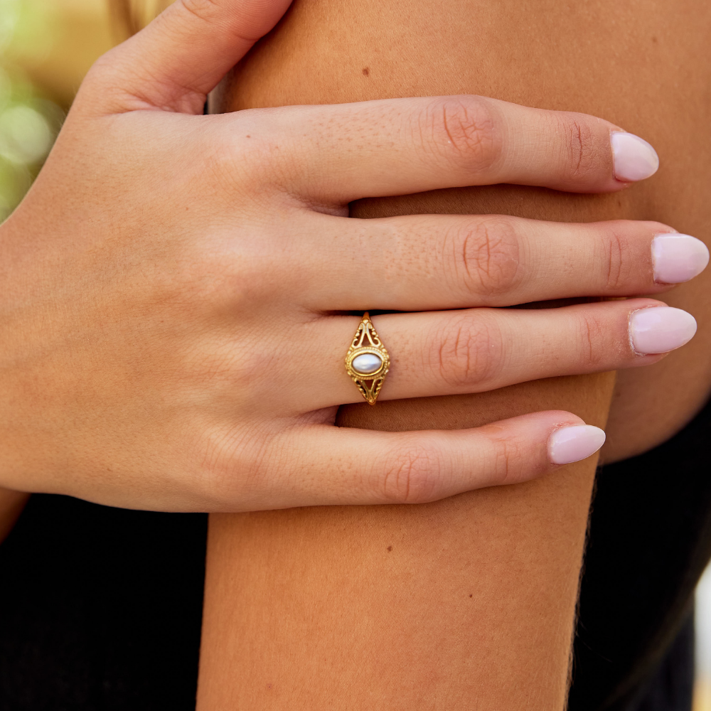 Nora – Curved Gold Statement Ring