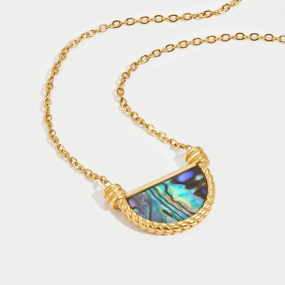 Elisabetta – Gold Necklace Featuring a Coin-Shaped Pendant