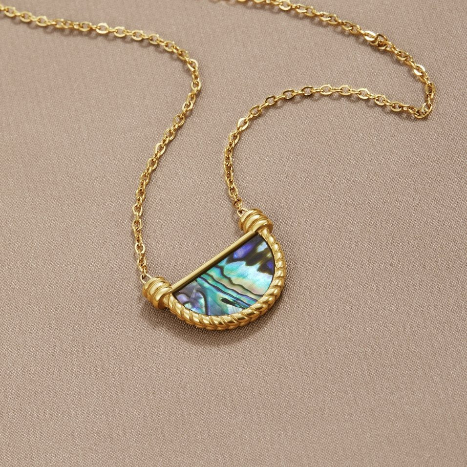 Elisabetta – Gold Necklace Featuring a Coin-Shaped Pendant