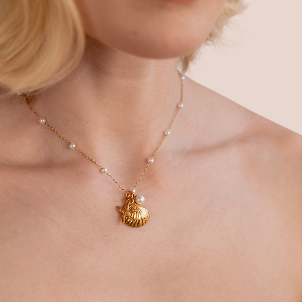 Livia – Gold Necklace Featuring a Teardrop Stone