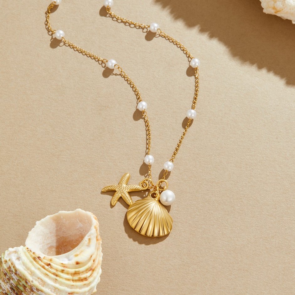 Livia – Gold Necklace Featuring a Teardrop Stone