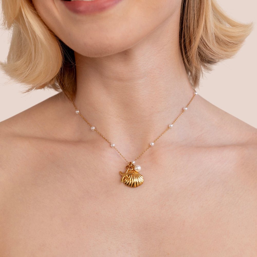 Livia – Gold Necklace Featuring a Teardrop Stone