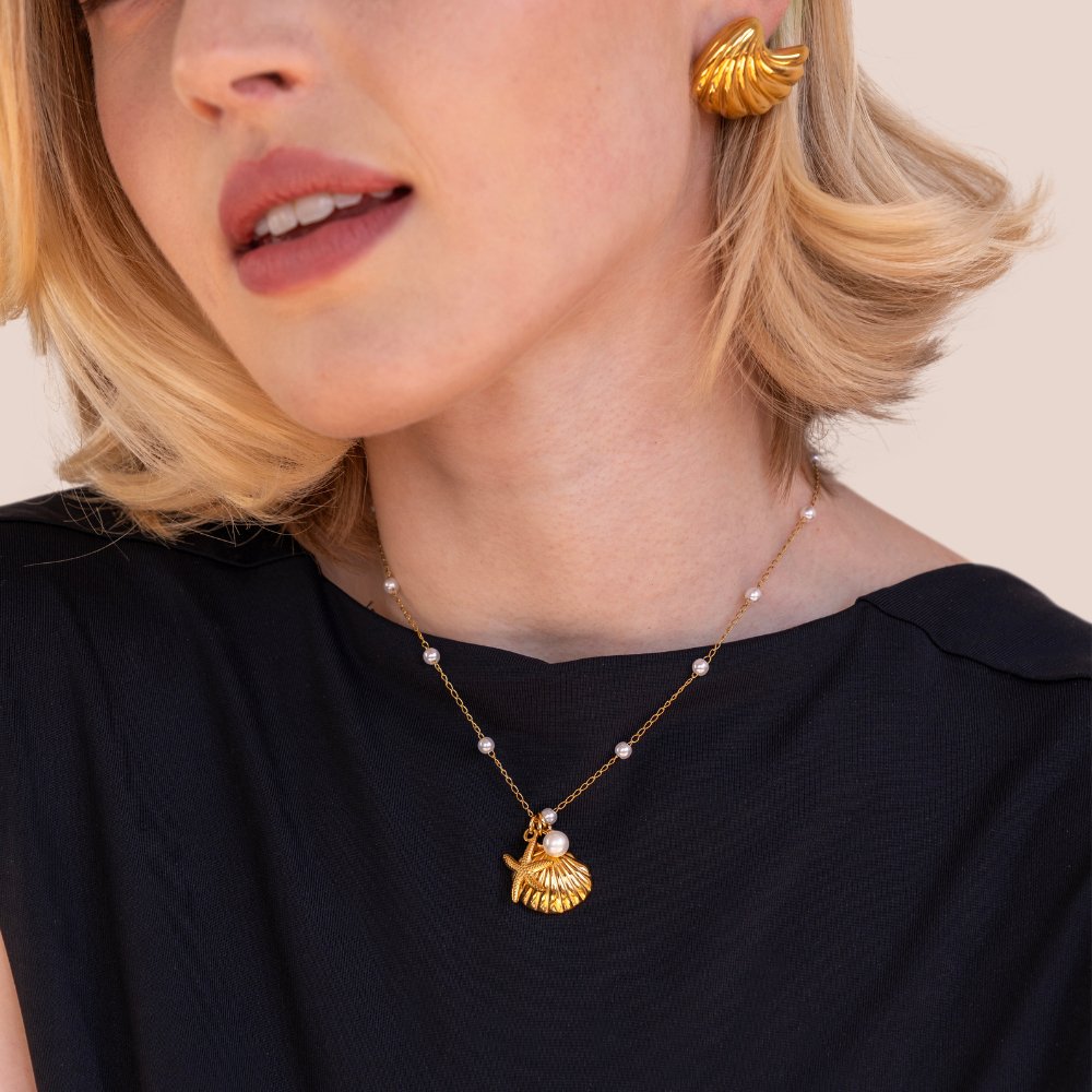 Livia – Gold Necklace Featuring a Teardrop Stone