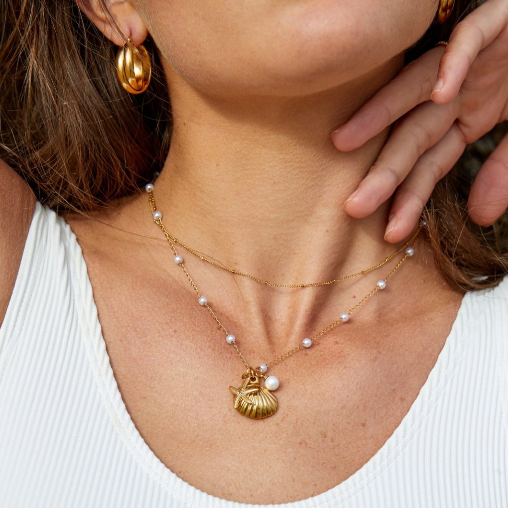 Livia – Gold Necklace Featuring a Teardrop Stone