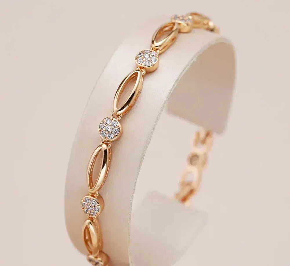 Claudia – Exquisite Gold Bracelet Adorned with Zirconia