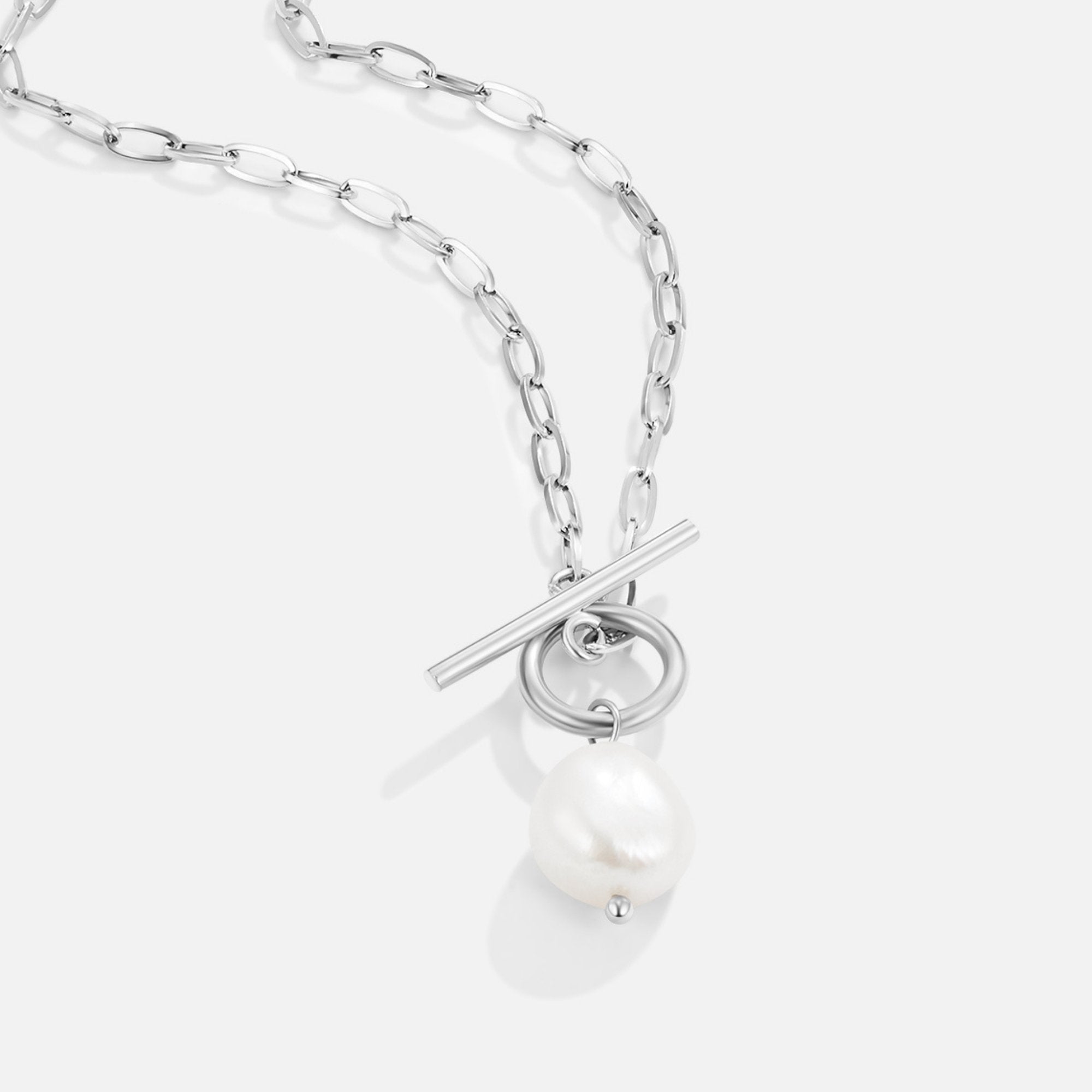 Evelina – Gold Necklace Featuring a Pearl Pendant