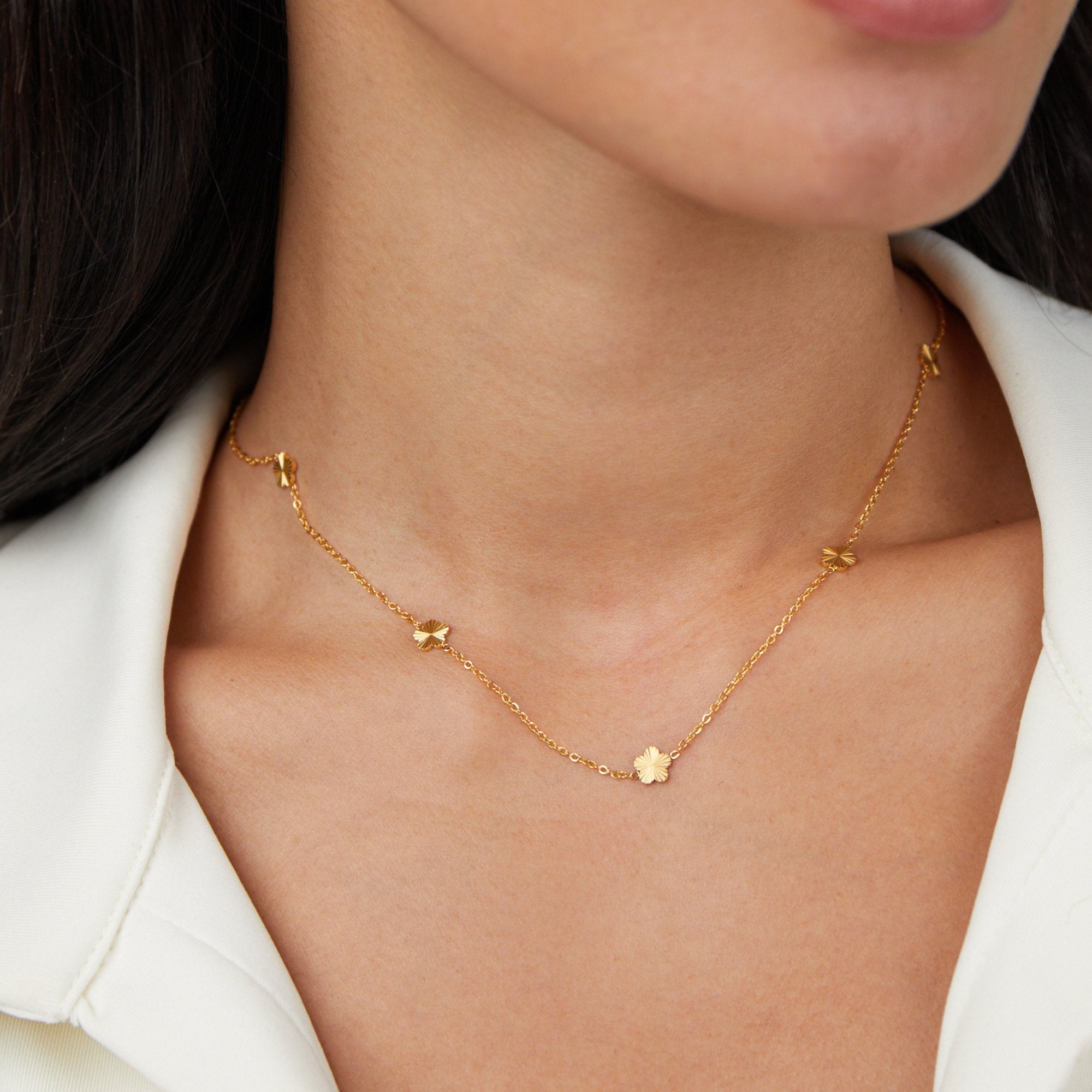 Kathrin – Elegant Necklace with Subtle Color Highlights