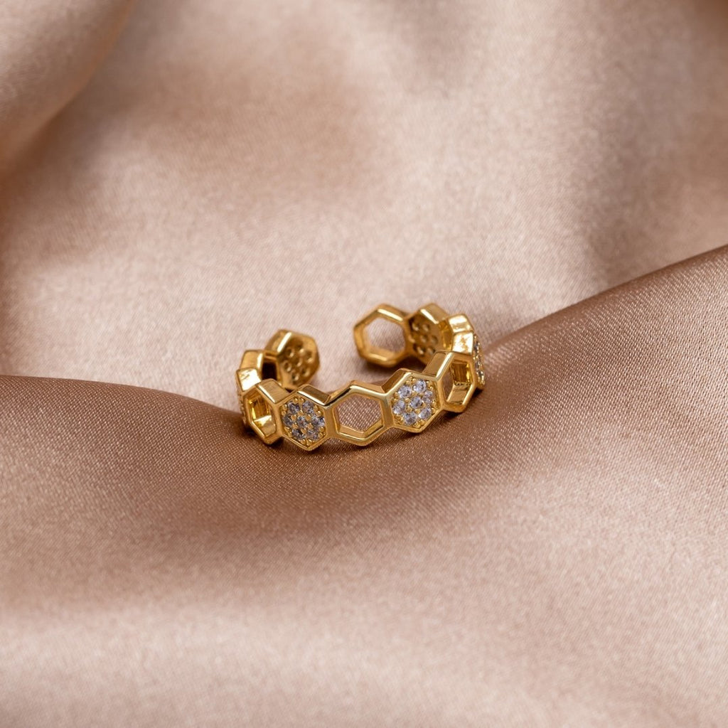 Friederike – Gold Ring Featuring a Pearl Accent
