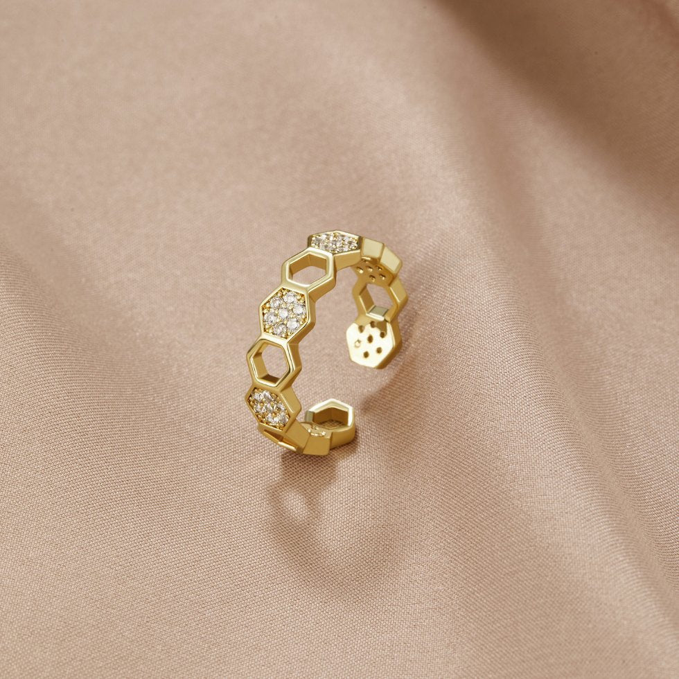 Friederike – Gold Ring Featuring a Pearl Accent