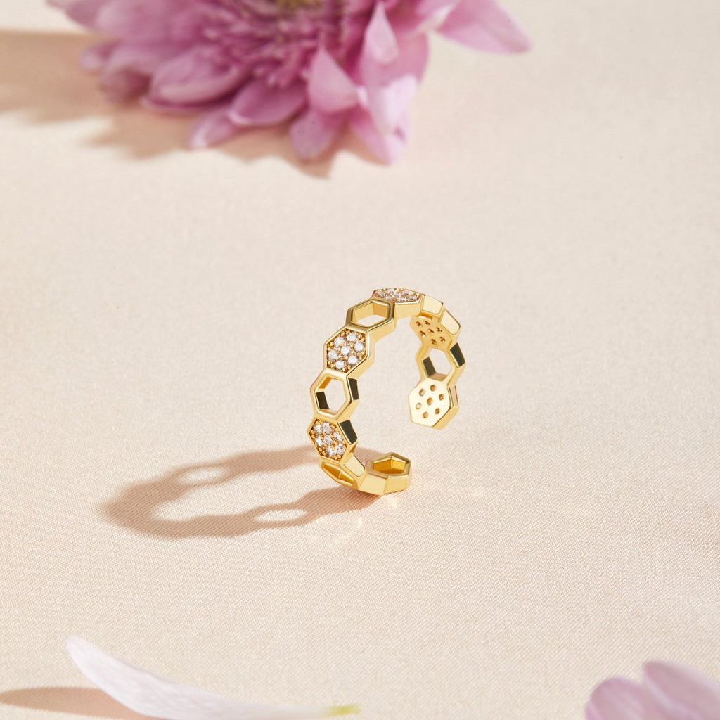 Friederike – Gold Ring Featuring a Pearl Accent