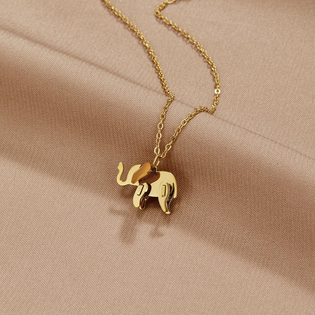 Gisela – Elegant Gold Necklace with Round Pendant and Textured Design