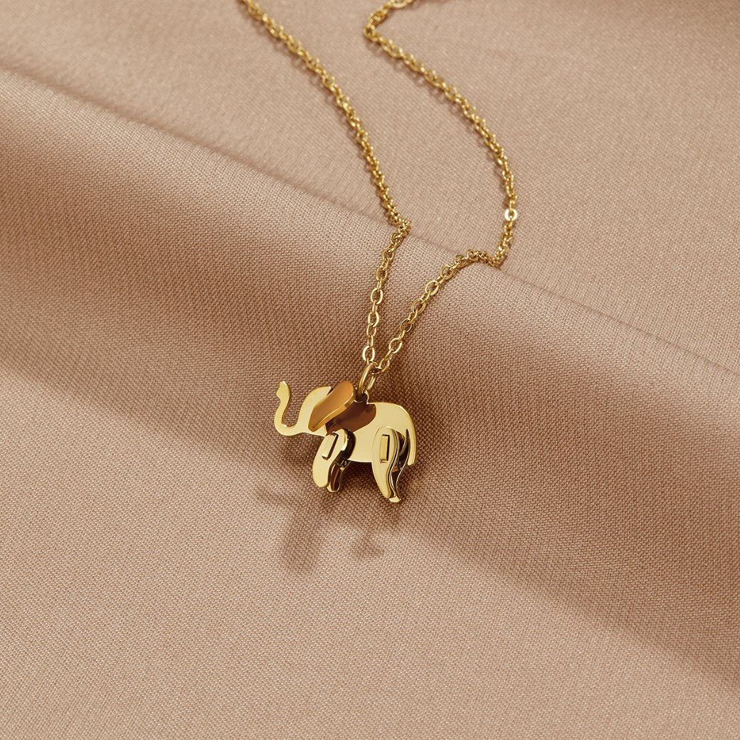Gisela – Elegant Gold Necklace with Round Pendant and Textured Design