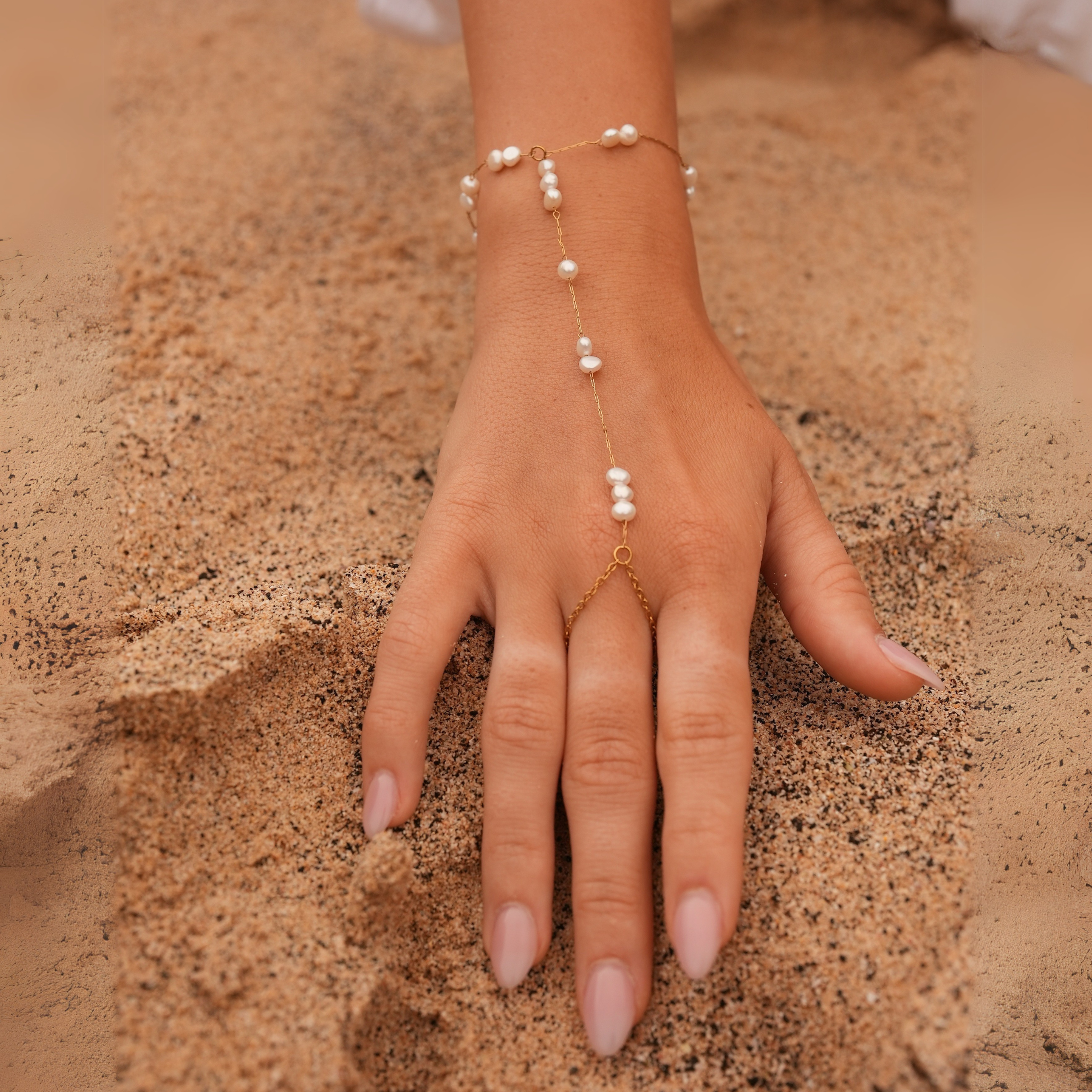 Nora – Elegant Gold Chain with Round Pendant