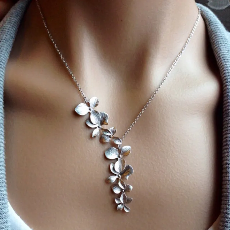 Stefanie – Elegant Gold Necklace with Subtle Circular Design