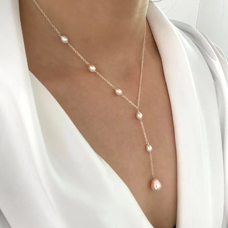 Annika – Retro Necklace Featuring Sphere Pendants