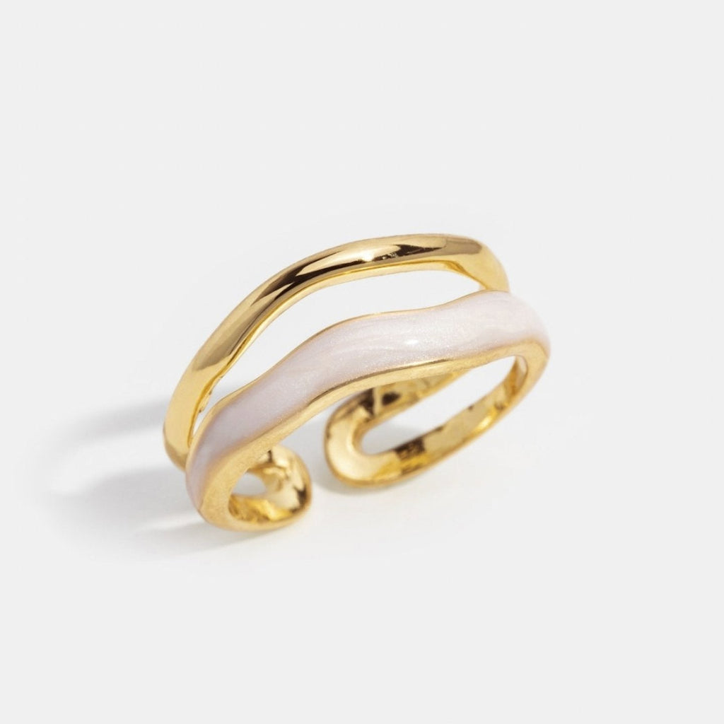 Beatrix – Elegant Gold Band Ring with a Minimalist Design