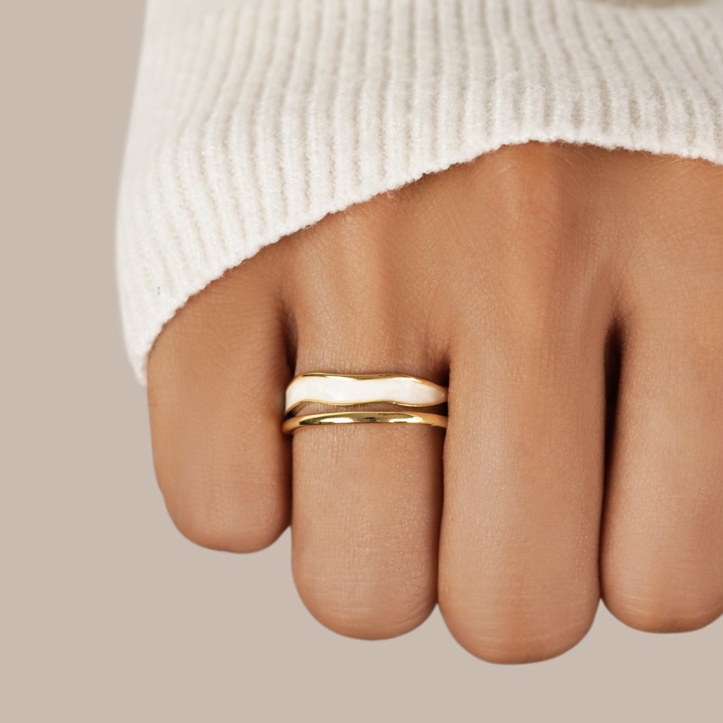 Beatrix – Elegant Gold Band Ring with a Minimalist Design