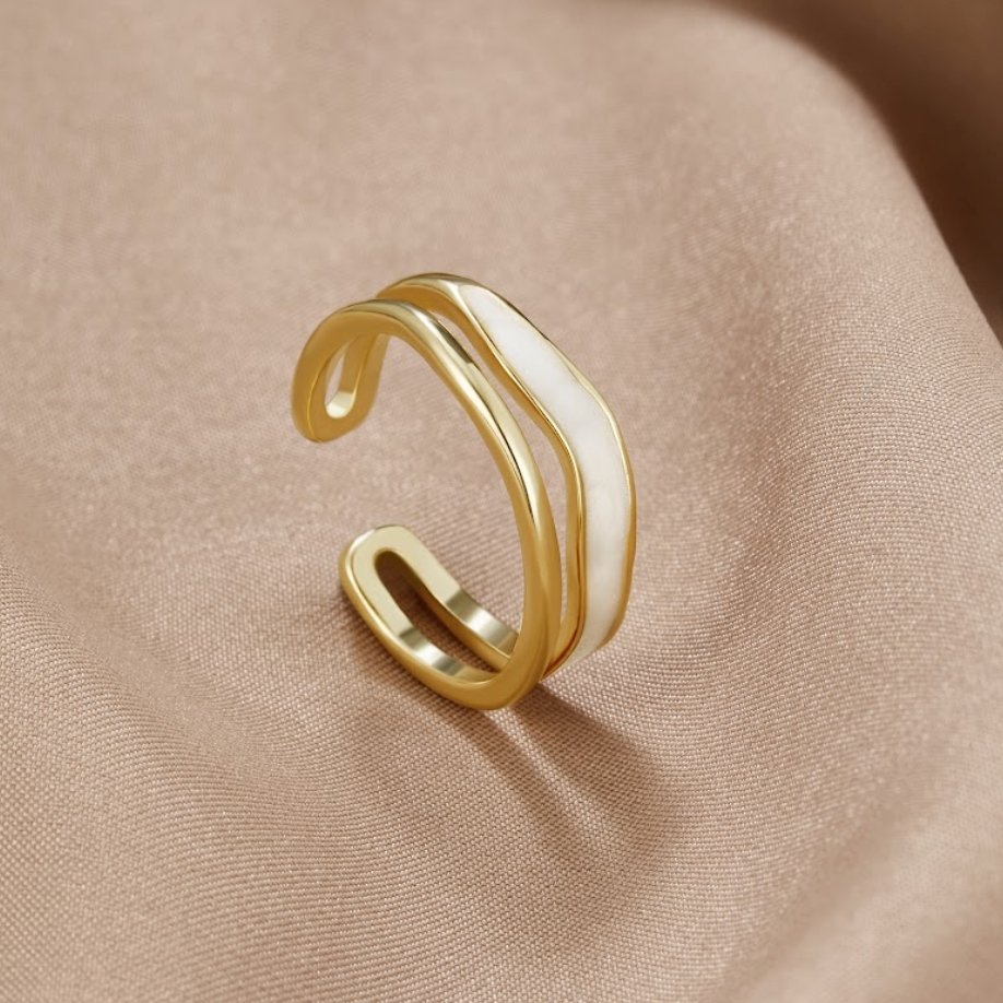 Beatrix – Elegant Gold Band Ring with a Minimalist Design