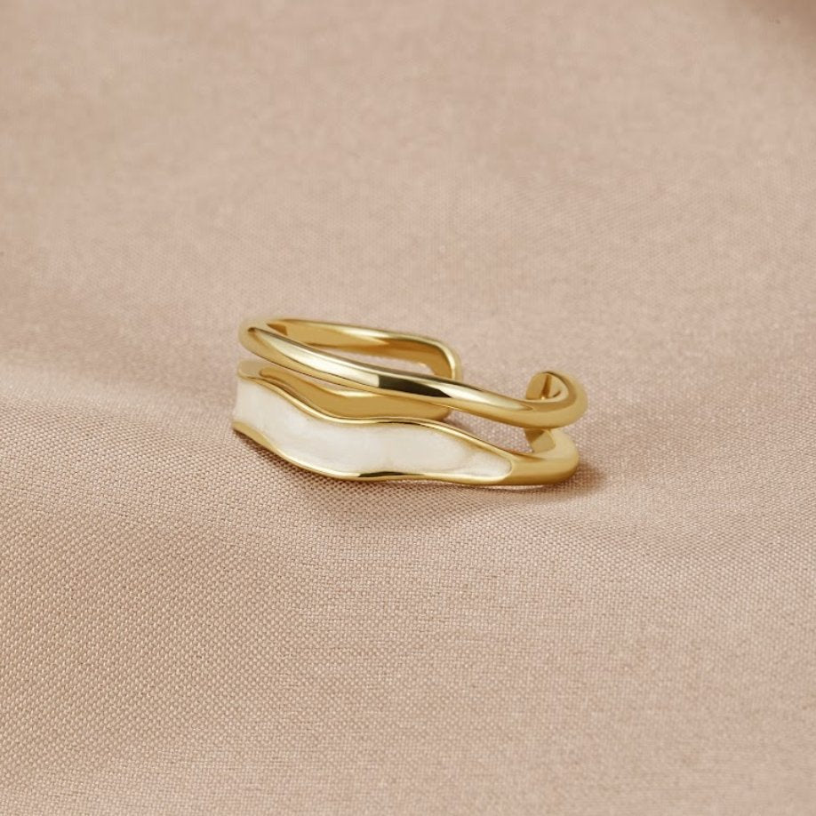 Beatrix – Elegant Gold Band Ring with a Minimalist Design