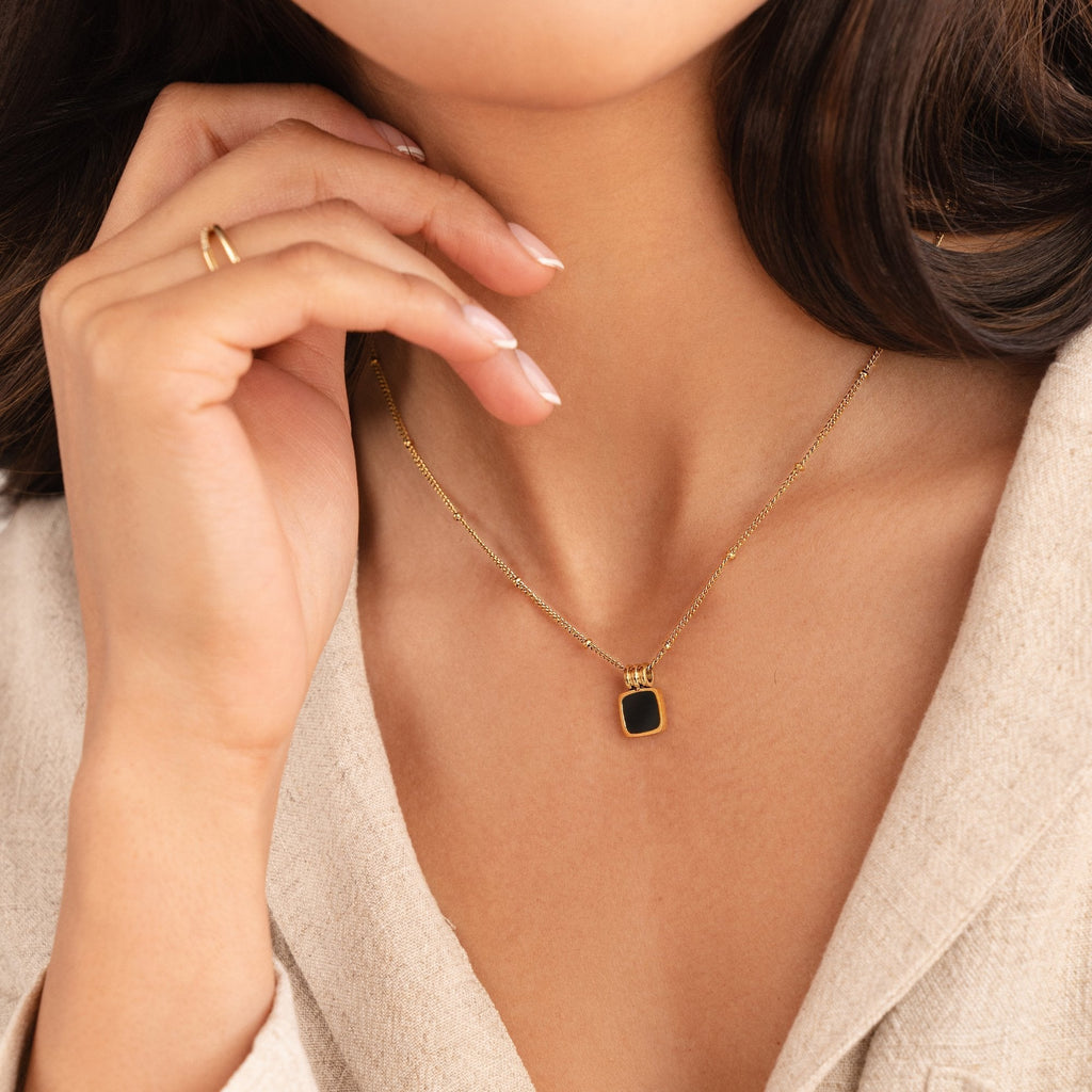 Dorota – Elegant Gold Necklace Featuring a Green Gem