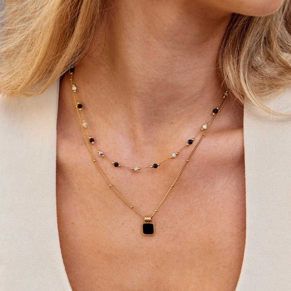 Dorota – Elegant Gold Necklace Featuring a Green Gem