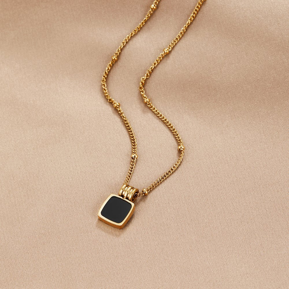 Dorota – Elegant Gold Necklace Featuring a Green Gem