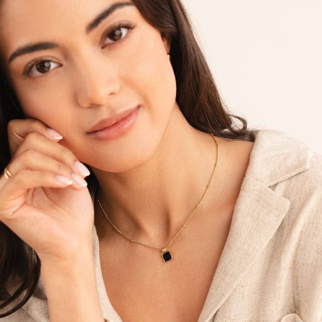 Dorota – Elegant Gold Necklace Featuring a Green Gem
