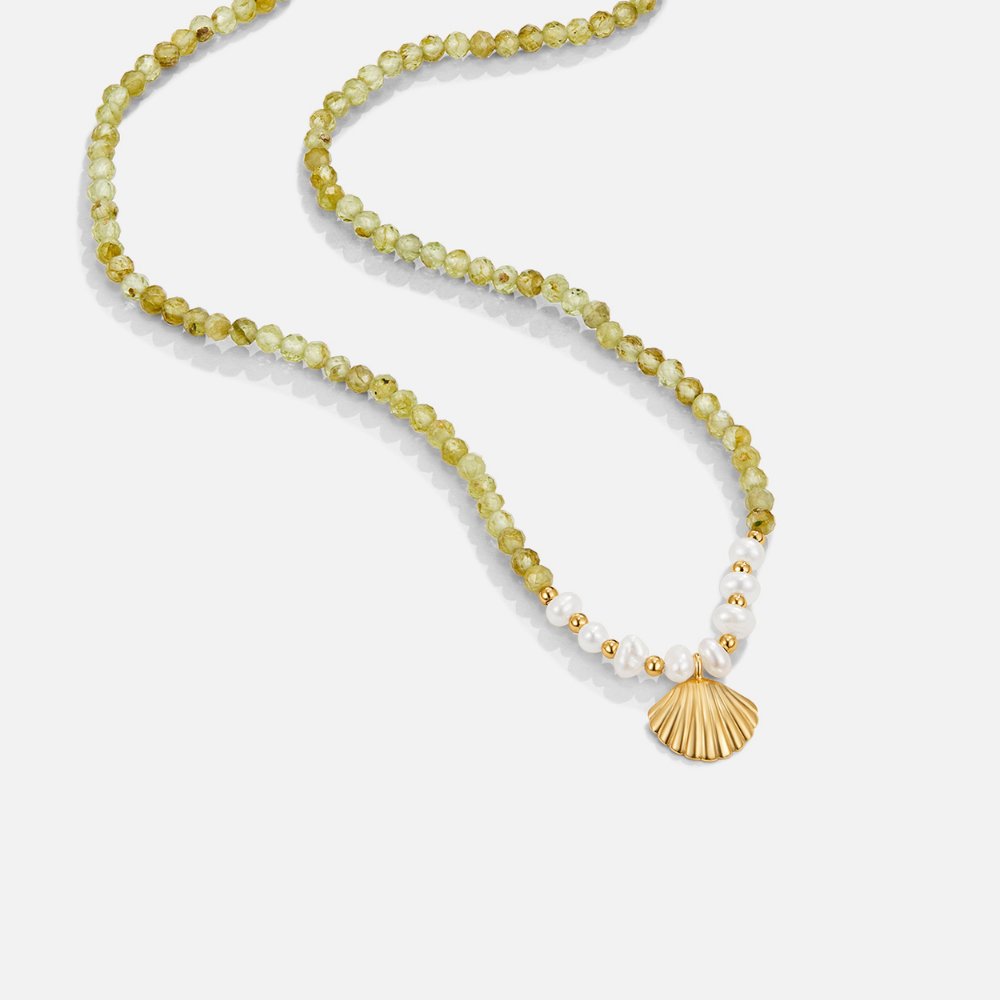 Amira – Elegant Gold Necklace with Minimalist Drop Design