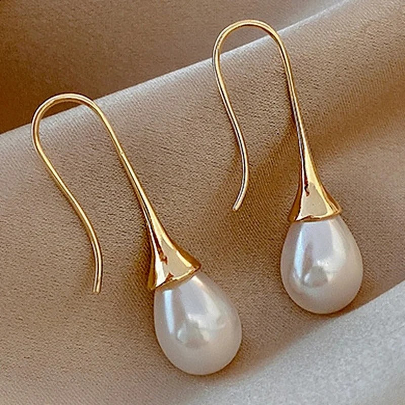 Tamara – Timeless Earrings Featuring Helena Pearls