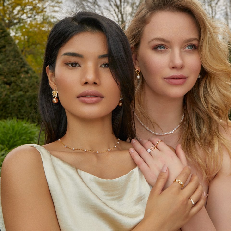 Klara – Double Gold Necklace Featuring Pearl Accents