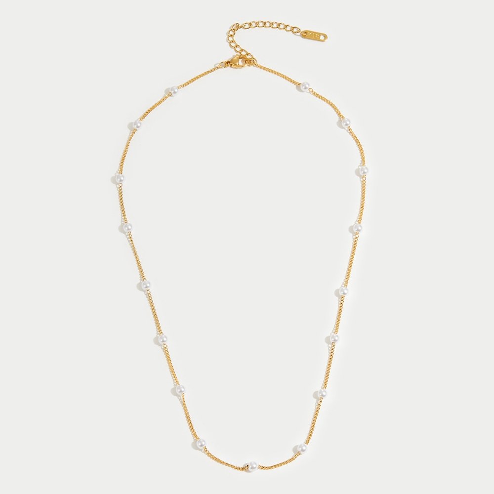 Klara – Double Gold Necklace Featuring Pearl Accents