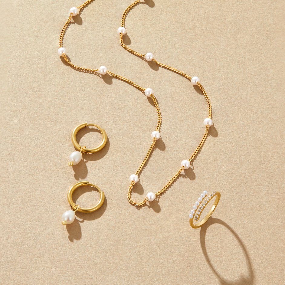 Klara – Double Gold Necklace Featuring Pearl Accents