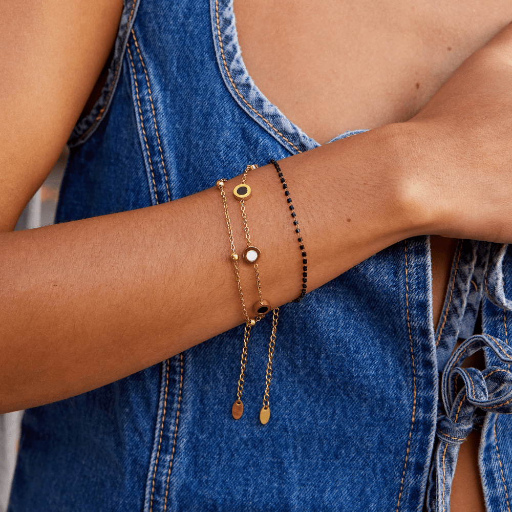 Carla – Elegant Gold Bracelet Featuring Contrasting Round Accents