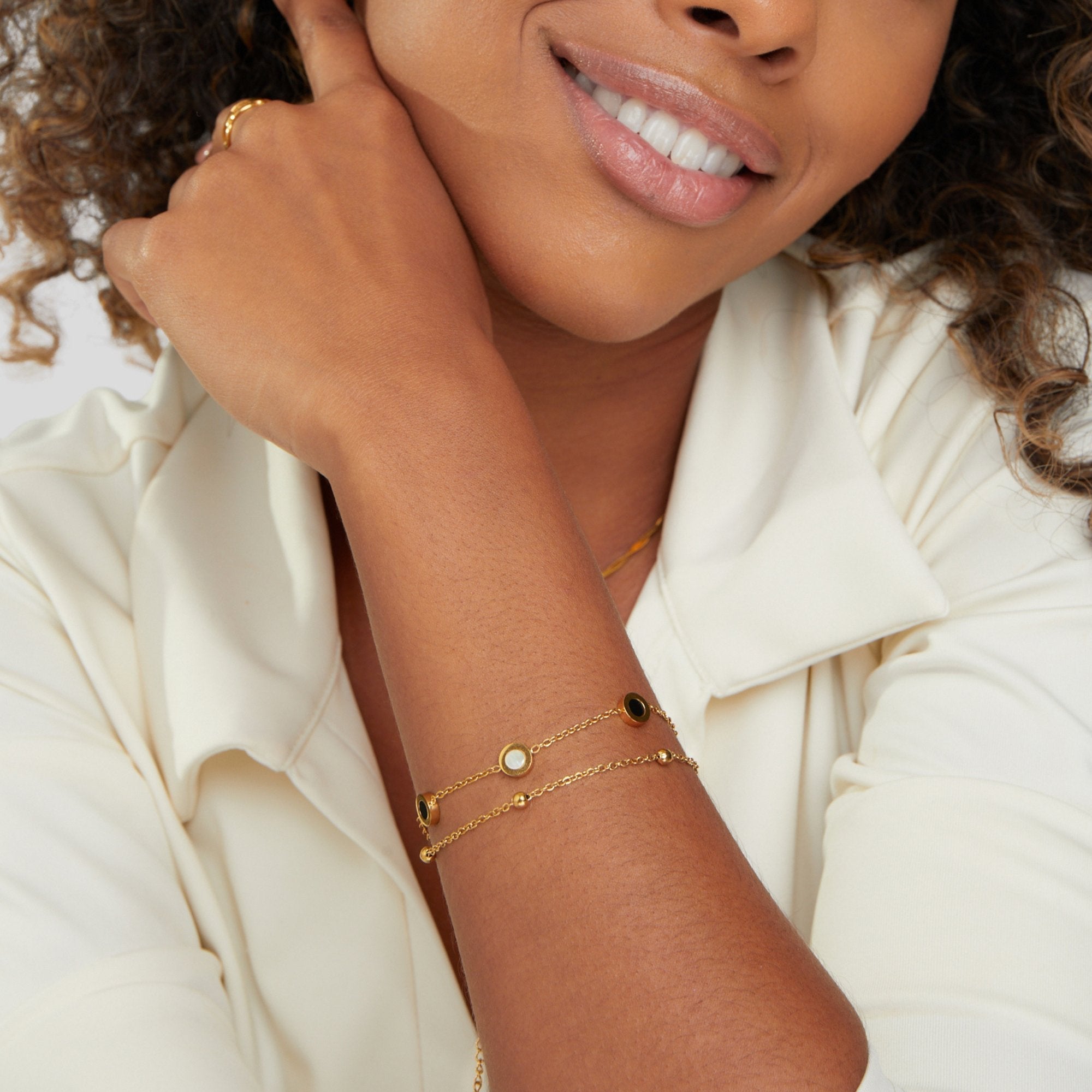 Carla – Elegant Gold Bracelet Featuring Contrasting Round Accents