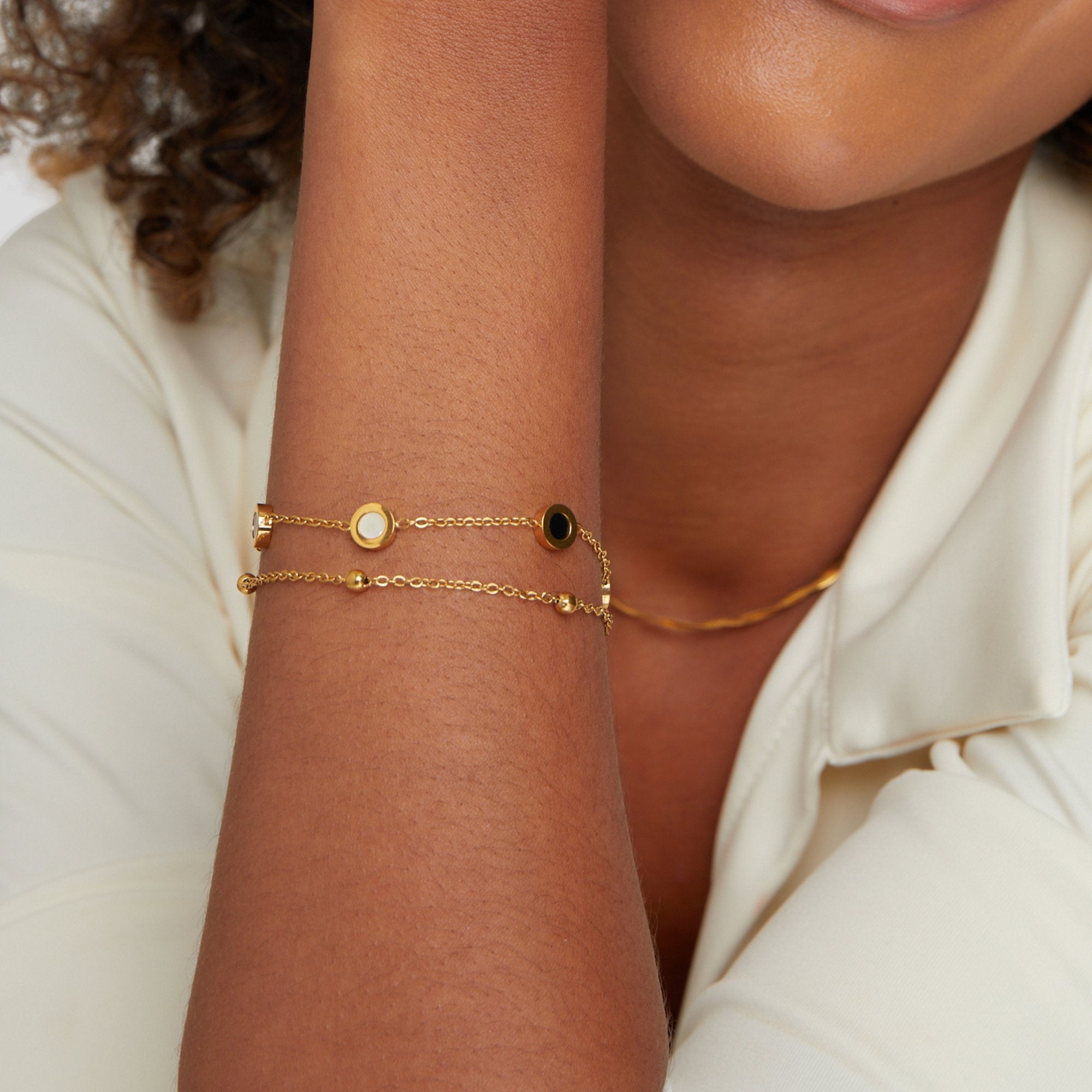 Carla – Elegant Gold Bracelet Featuring Contrasting Round Accents