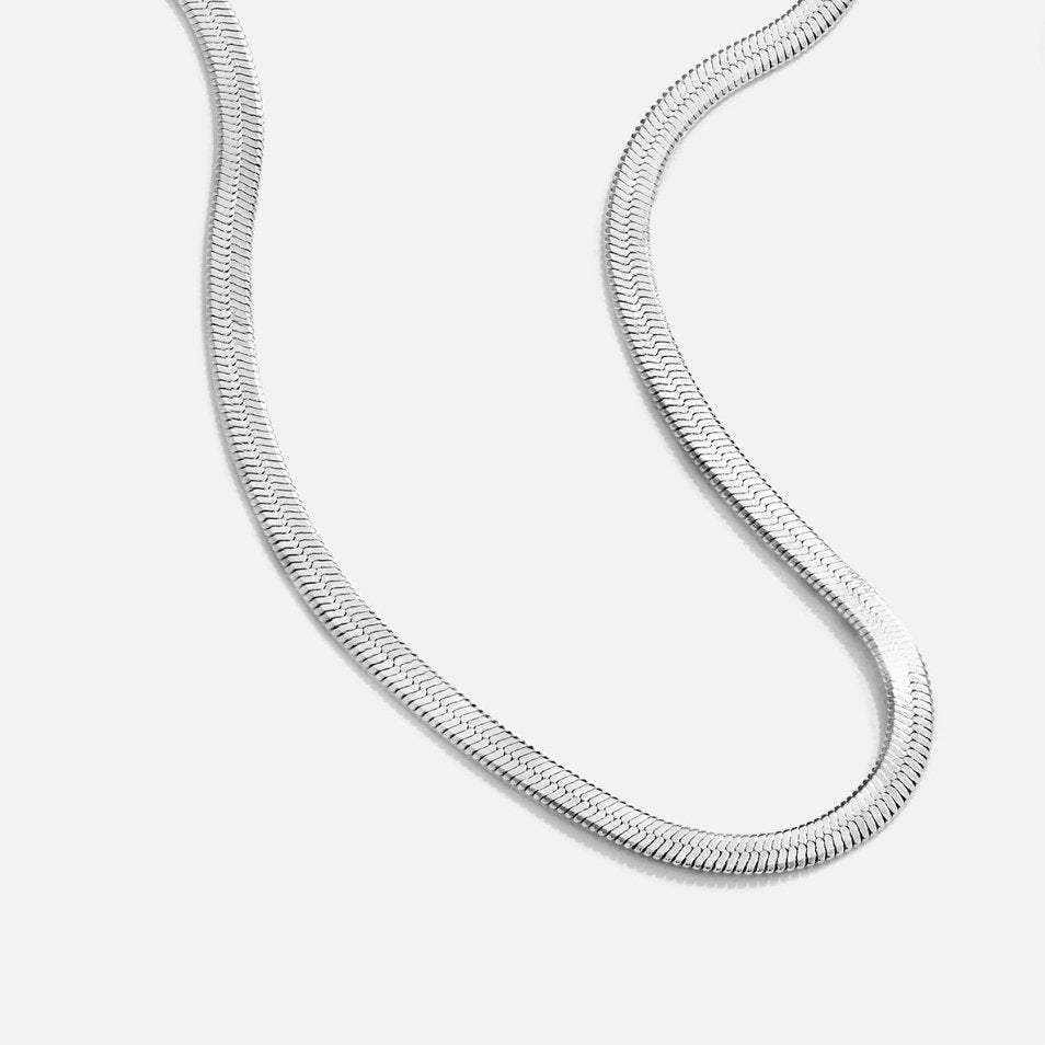 Katharina – Elegant Silver Chain with a Graceful Curve