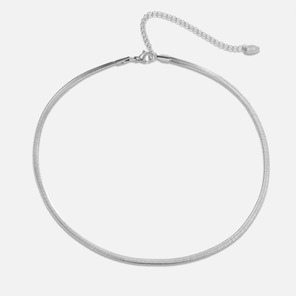 Katharina – Elegant Silver Chain with a Graceful Curve