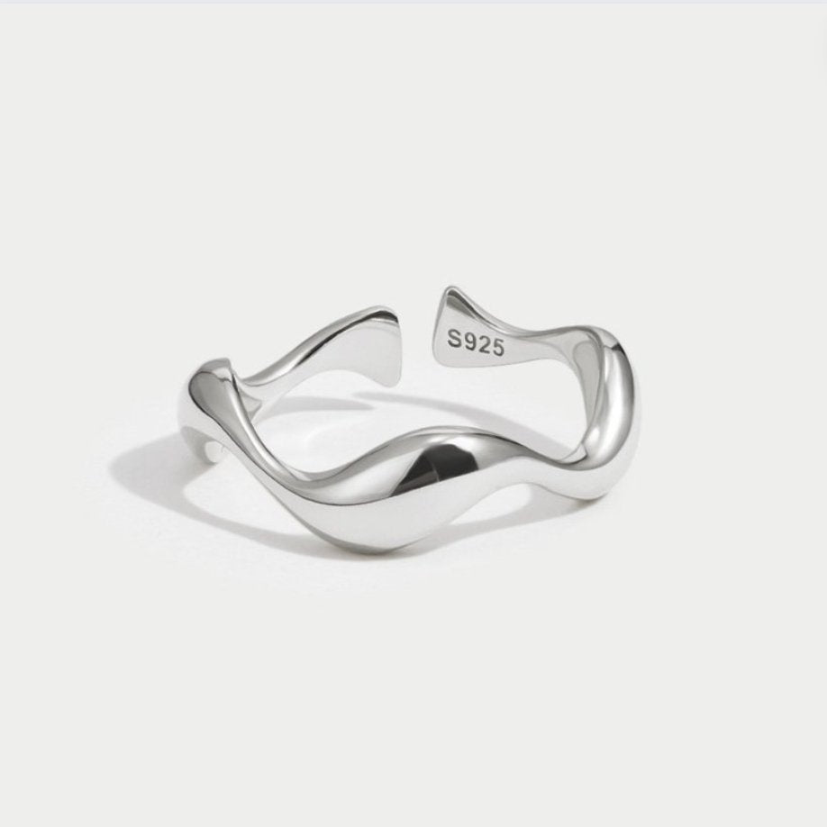 Tabea – Elegant Silver Ring with Graceful Curves