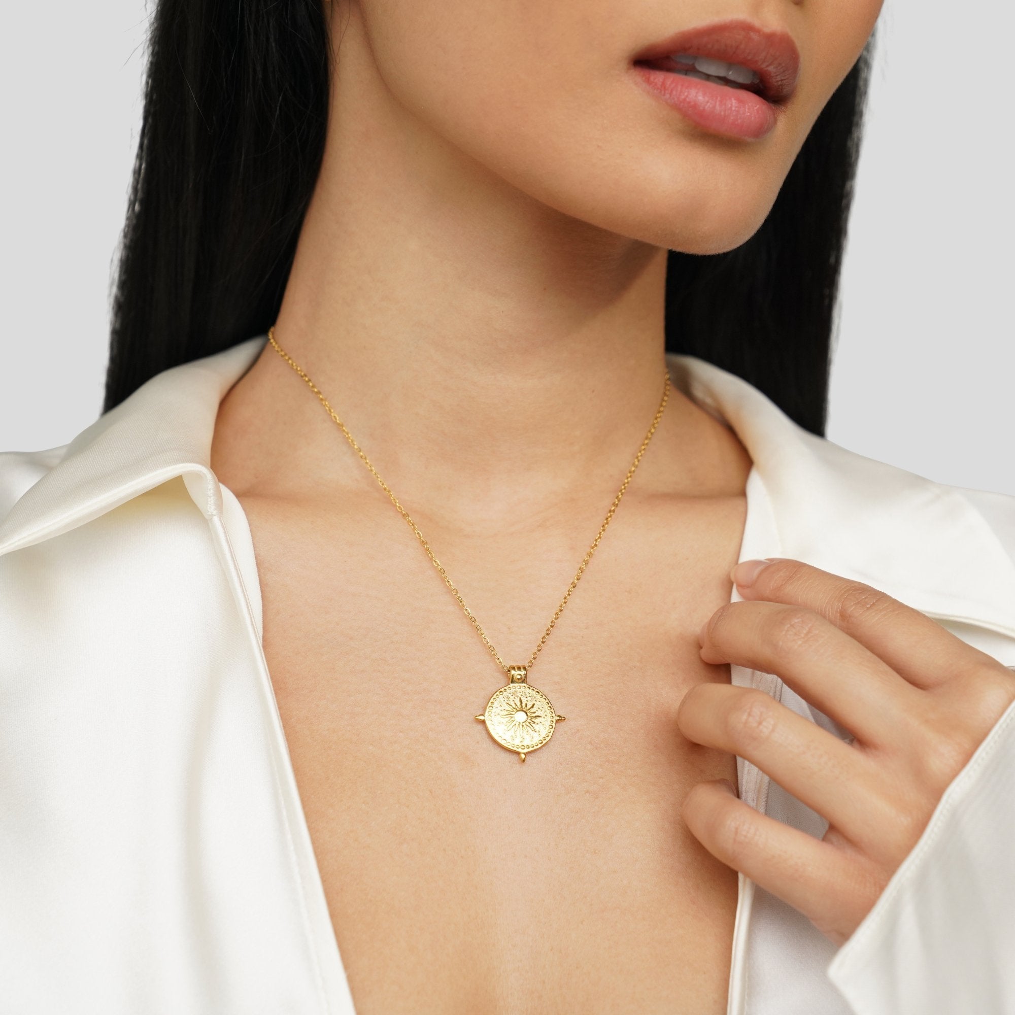 Luisa – Elegant Gold Necklace Featuring Dual Hearts