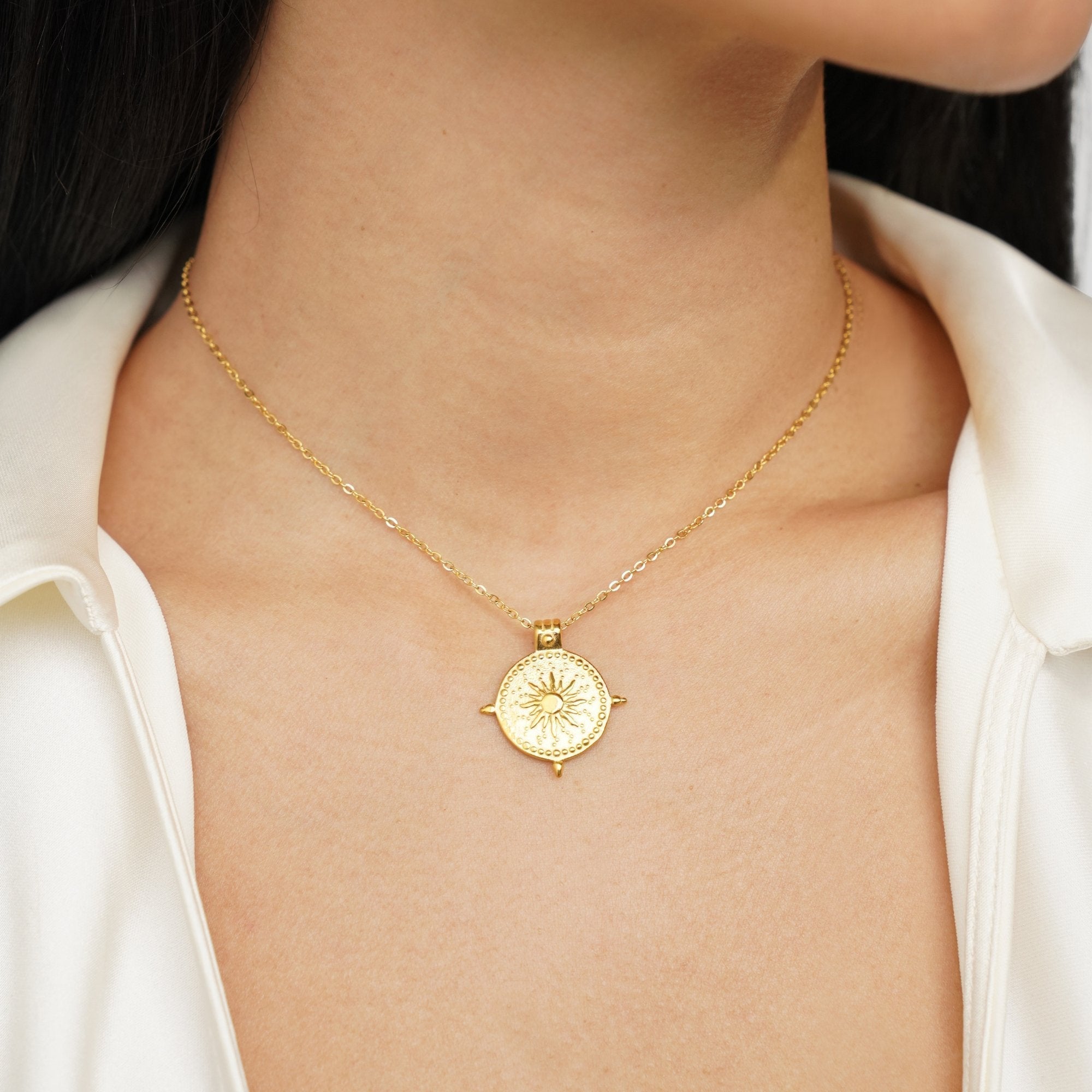 Luisa – Elegant Gold Necklace Featuring Dual Hearts