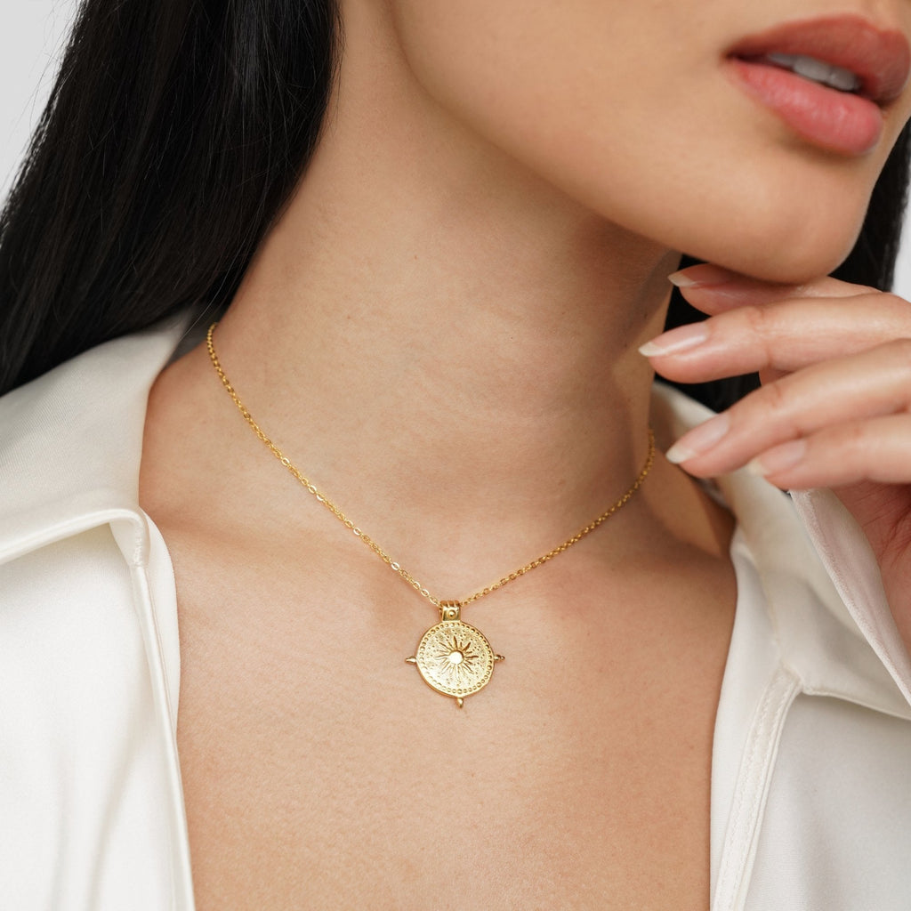 Luisa – Elegant Gold Necklace Featuring Dual Hearts