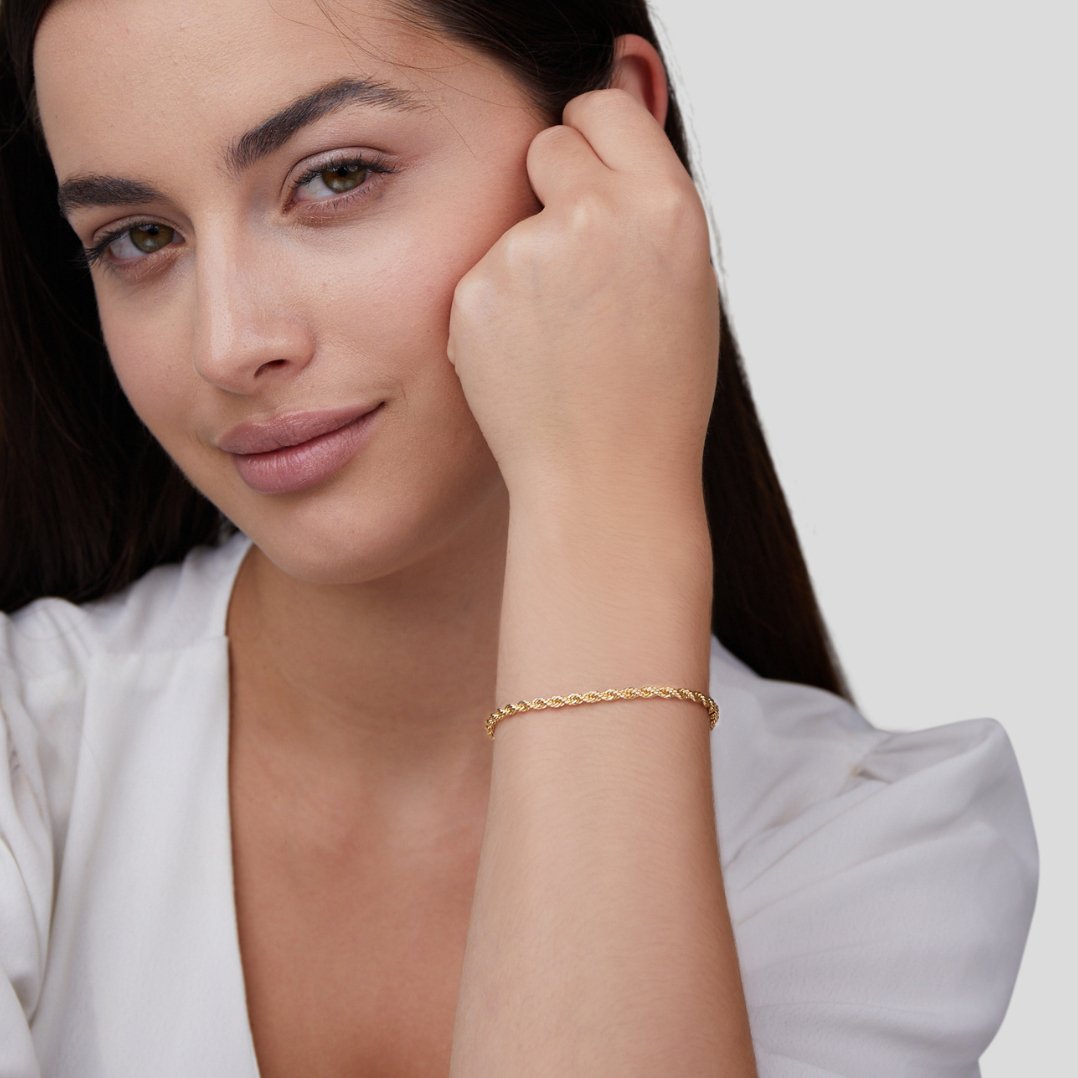 Isabella – Elegant Spiral Gold Bracelet