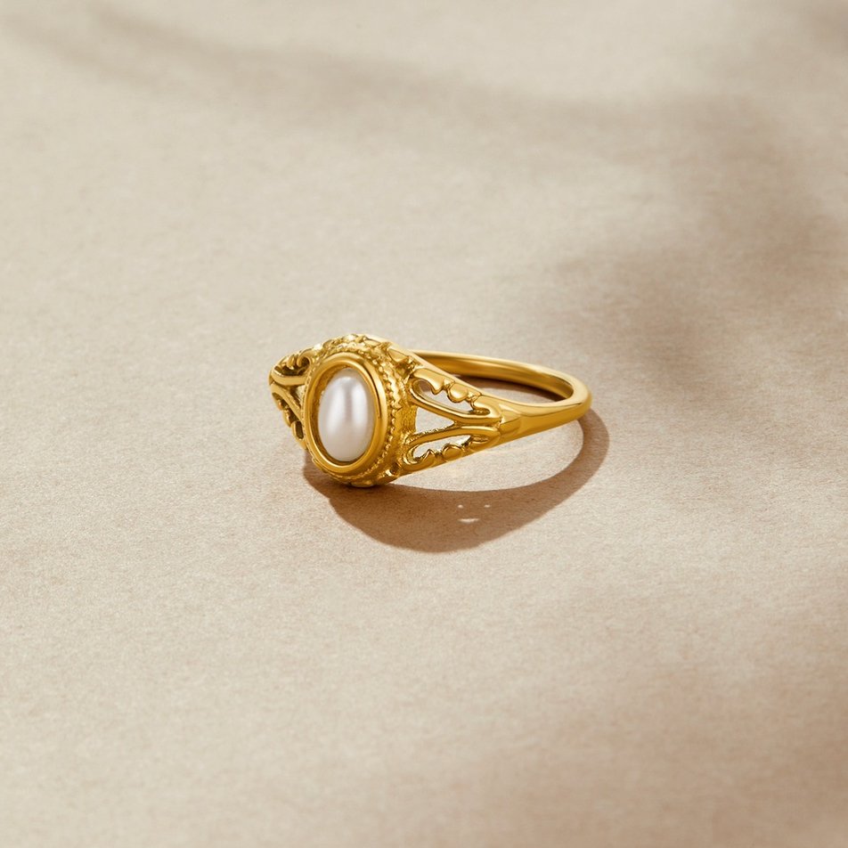 Nora – Curved Gold Statement Ring