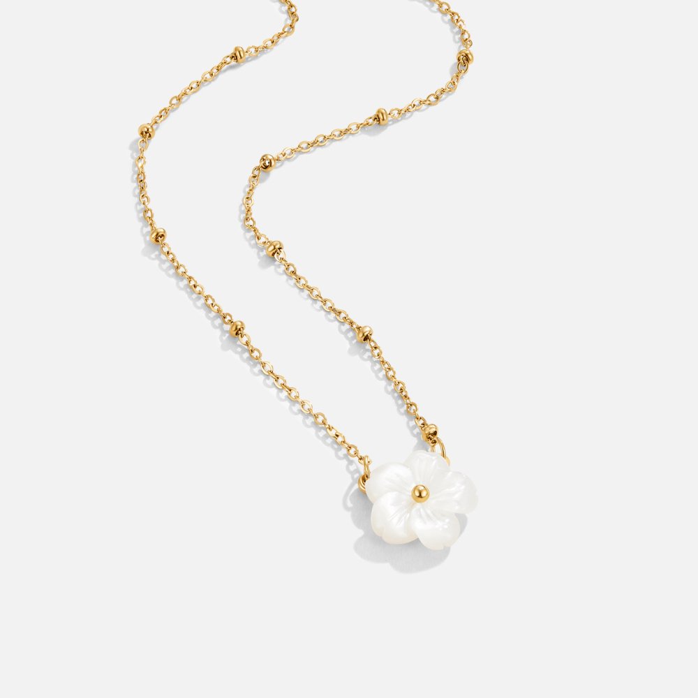 Beatrix – Elegant Gold Necklace Featuring Pearl Accent