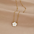 Beatrix – Elegant Gold Necklace Featuring Pearl Accent