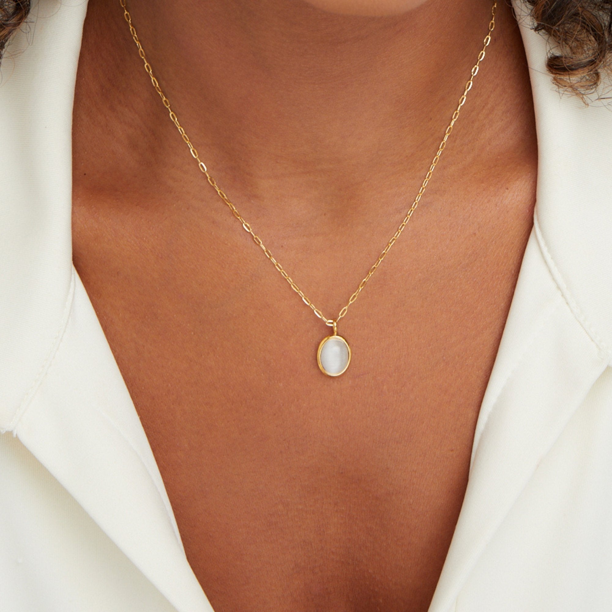 Marina – Elegant Gold Necklace Featuring a Blue Gemstone