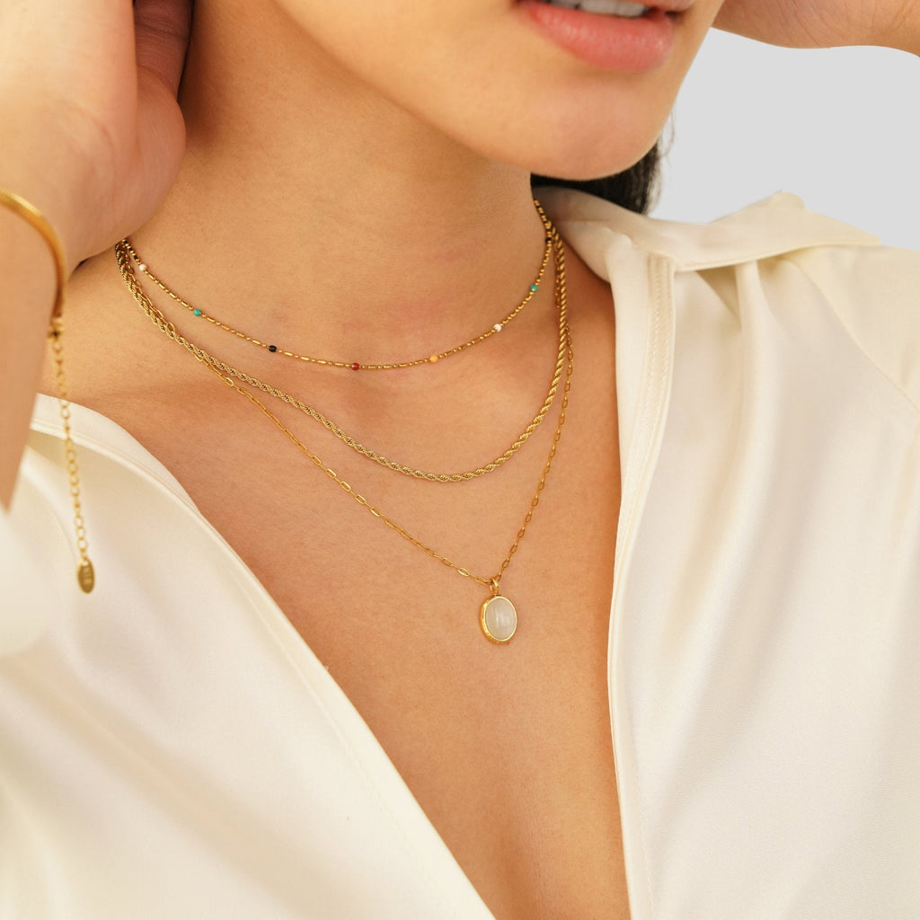 Marina – Elegant Gold Necklace Featuring a Blue Gemstone